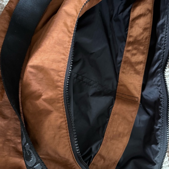 BAGGU Large Brown Crescent Sling Bag - Picture 7 of 11